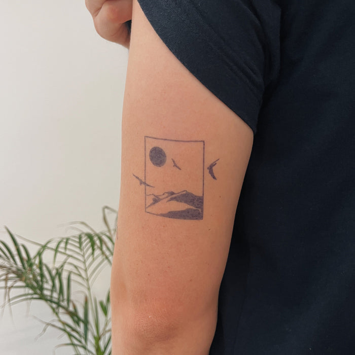 Fenster mit Natur und Schwalben Tattoo