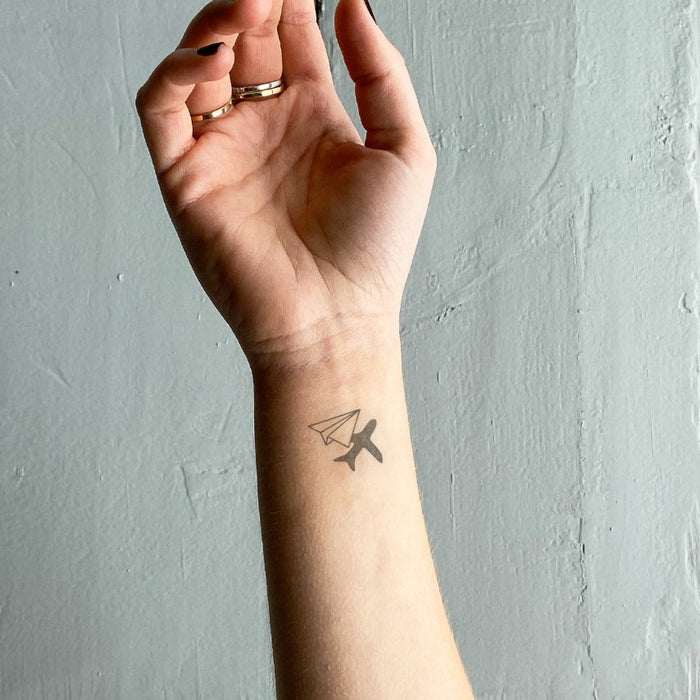 Papierflugzeug mit Schatten
