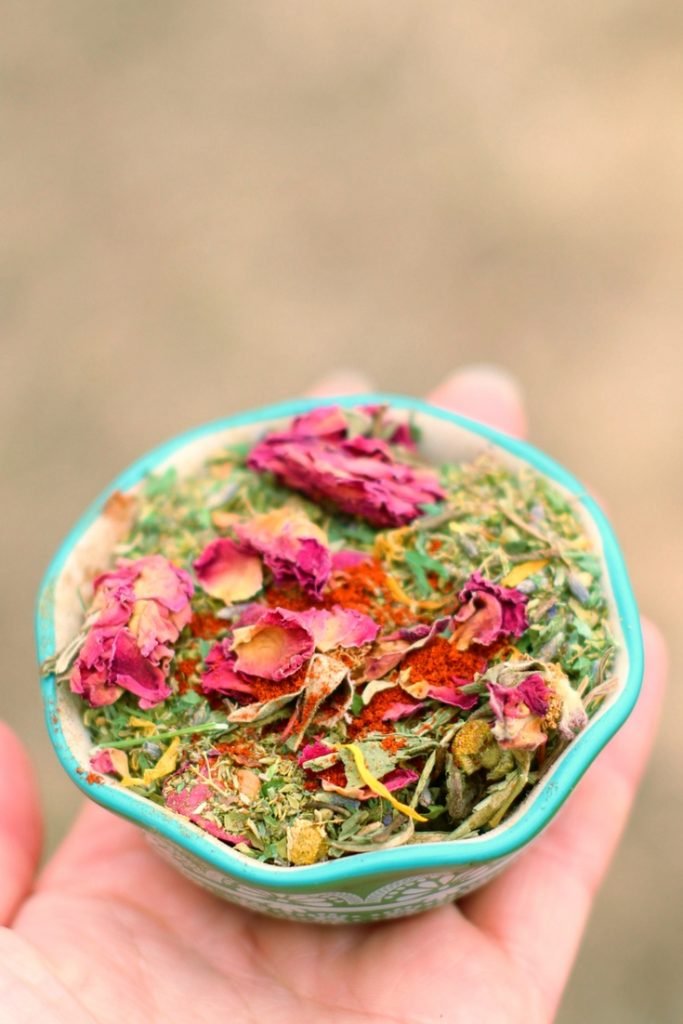 WormBGone Nesting Herbs For Pet Chickens With Roses, Chilis, Calendula, Dandelion For Healthier Coops